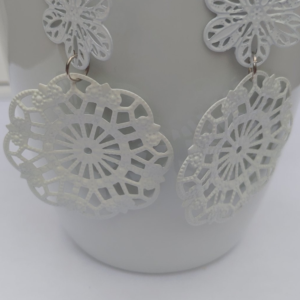 2/$10 or 4/$15 White Laser-cut Earrings Snowflake Floral Long - Picture 4 of 6